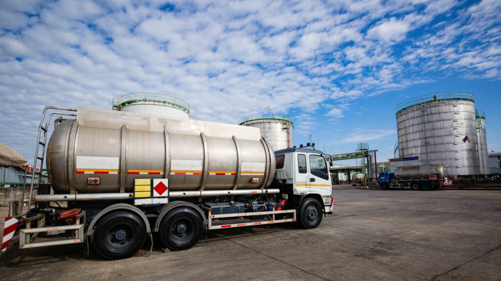 Veicolo per il trasporto di rifiuti pericolosi in ambito industriale, soggetto agli obblighi di tracciabilità RENTRI